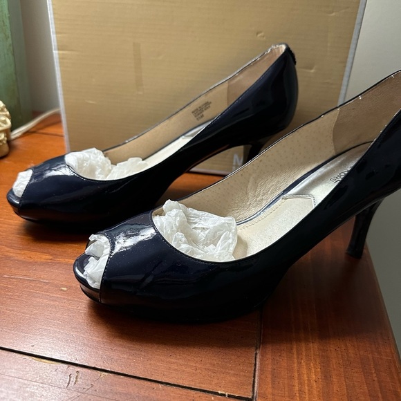 Michael Kors Navy Patent Peek a Boo Heels- sz 8.5 - Picture 2 of 5